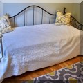 F25. Metal day bed. 